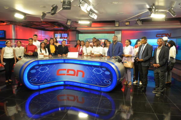 Estudiantes de Utesur visitan Multimedios del Caribe 