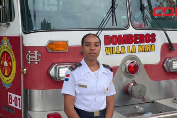 Cristal Reyes, designada como nueva intendente del cuerpo de bomberos del municipio de Villa la Mata. Foto CDN Digital