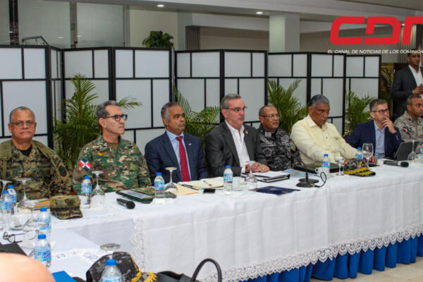 El presidente Luis Abinader junto a Joel Santos, Ministro de la Presidencia y autoridades policiales. Foto: CDN Digital