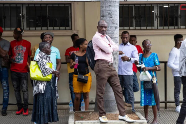 Haitianos en los alrededores de la embajada de Haití, en Santo Domingo, RD. Foto: Fuente externa 