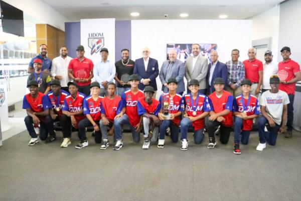 LIDOM recibe la copa de campeones de Serie del Caribe Kids 2024
