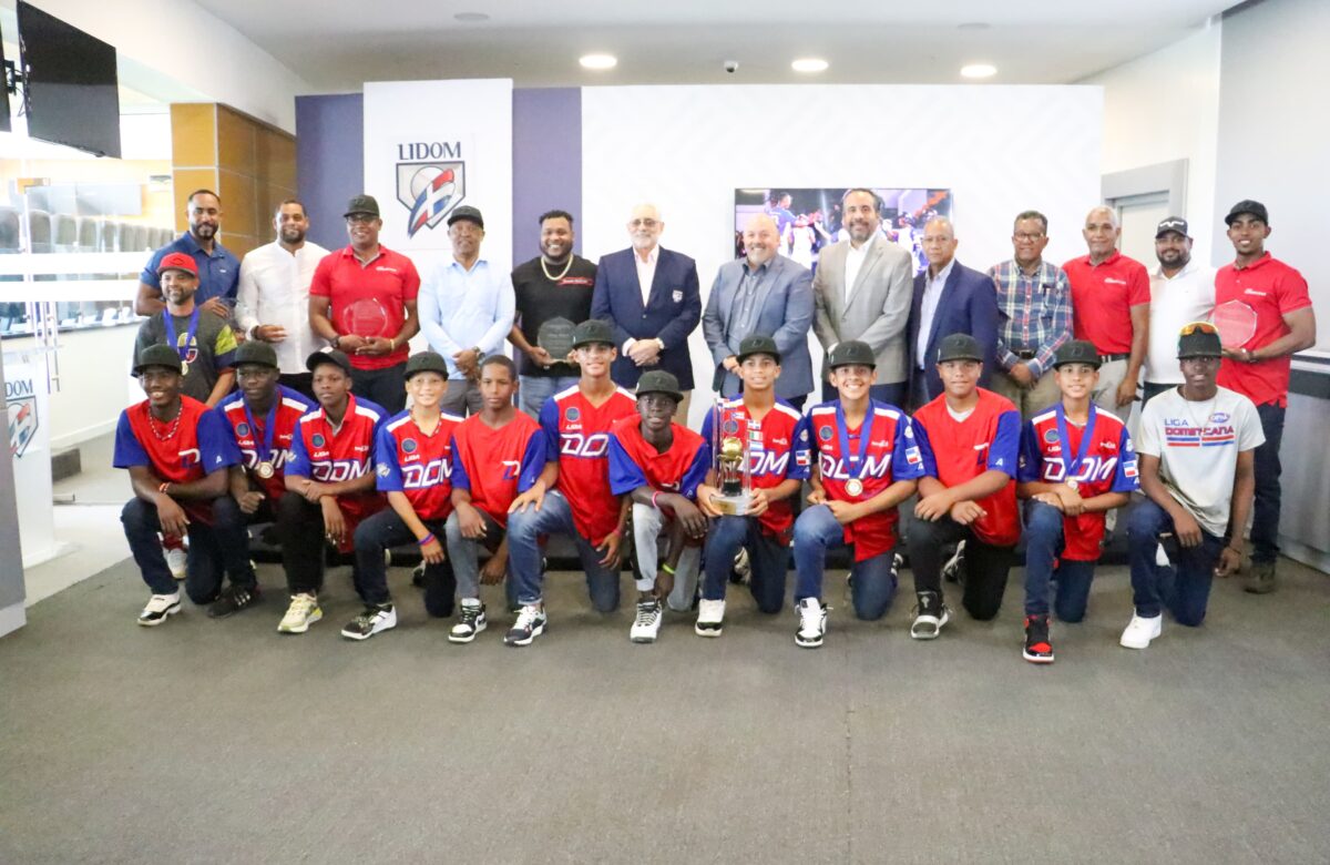 LIDOM recibe la copa de campeones de Serie del Caribe Kids 2024