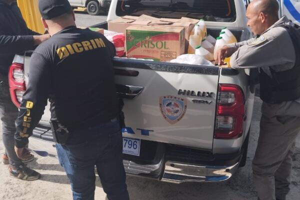Miembros de la Policía Nacional arrestaron a las tres mujeres cuando intentaron comprar en un supermercado
