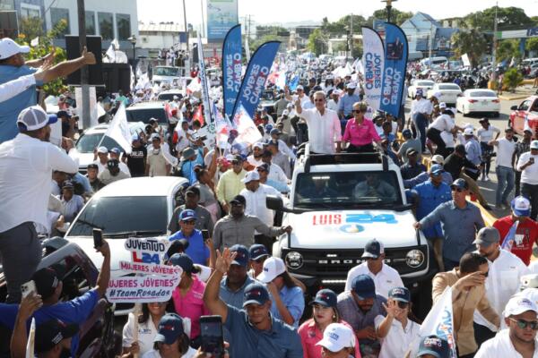 Luis Abinader realiza caravana en Puerto Plata