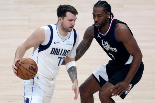 Luka Doncic de Dallas Mavericks ataca frente a la defensa de Kawi Leonard de los Clippers