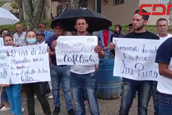 Comunitarios marchan en reclamo de asfaltado de calles. 