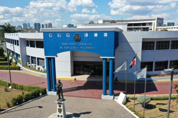 Fachada de la Dirección General de Migración. Foto: fuente externa. 