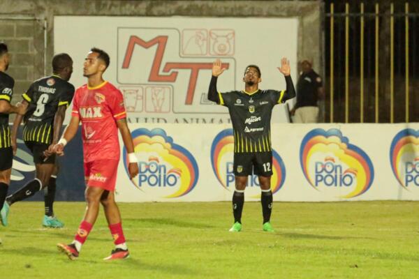Víctor Sánchez anotó uno de los cuatro goles de Moca FC frente Atlético Vega Real