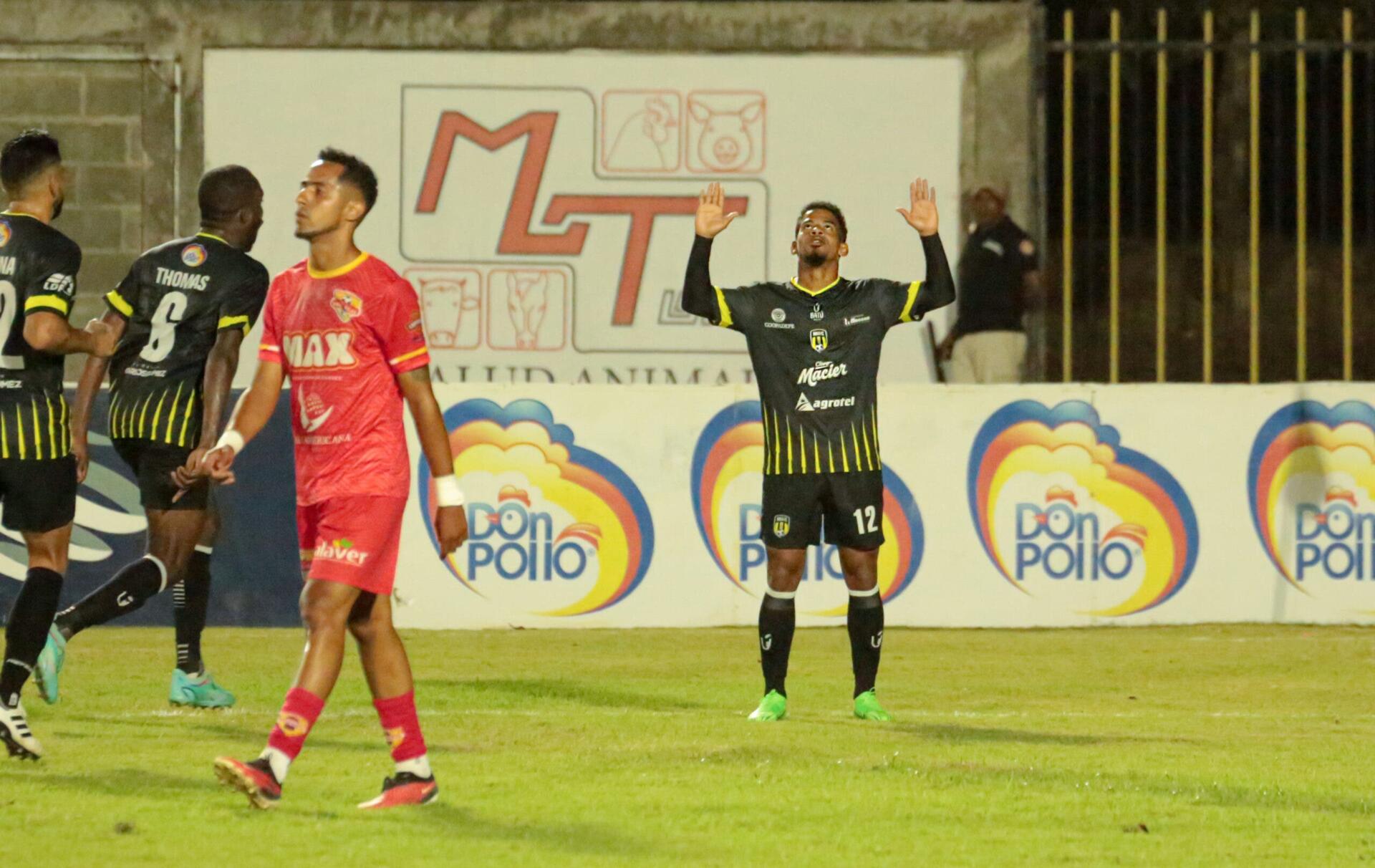 Víctor Sánchez anotó uno de los cuatro goles de Moca FC frente Atlético Vega Real