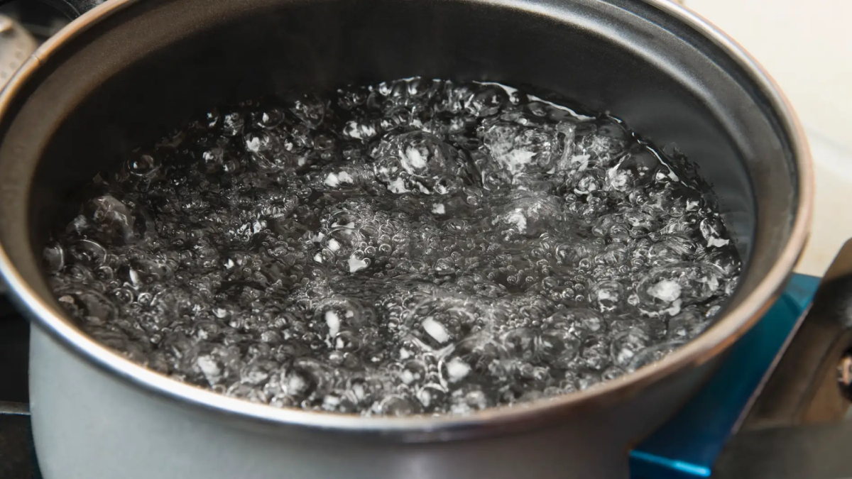 Mujer celosa baña con agua caliente a su pareja mientras dormía
