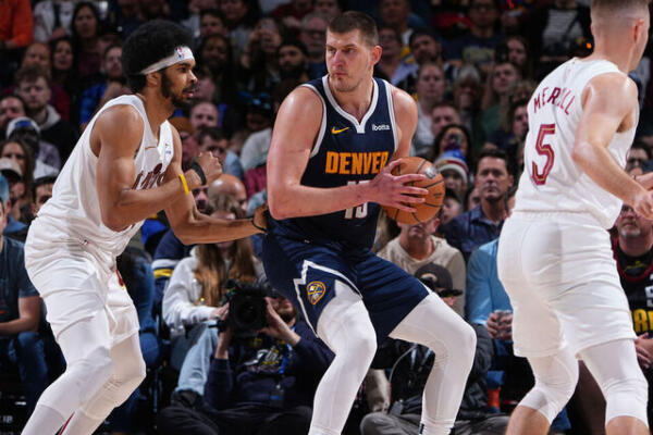 NIkola Jokic llevó a Denver a los Playoffs