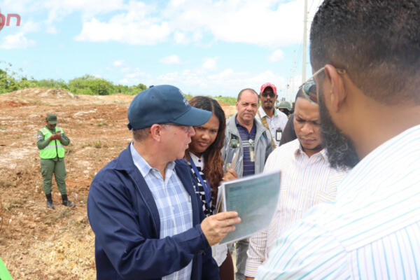 El procurador de Proedemaren, Edward Robert Rodríguez junto a su equipo en el Farallón. Foto: CDN Digital