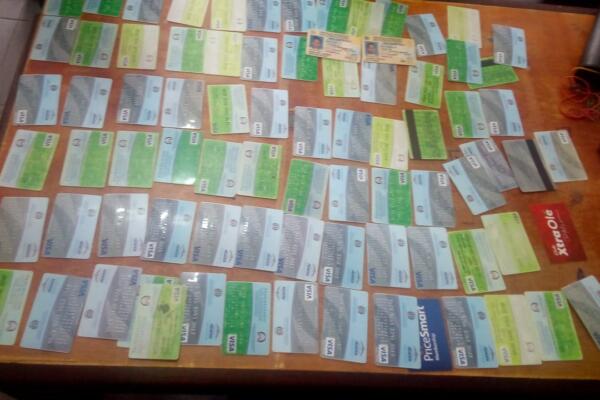 Policía arresta a tres mujeres mientras realizaban compras con 80 tarjetas de programas sociales