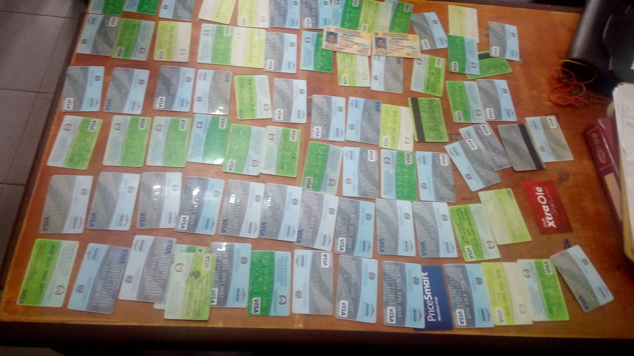 Policía arresta a tres mujeres mientras realizaban compras con 80 tarjetas de programas sociales
