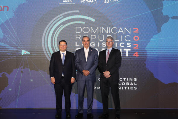 El presidente Luis Abinader junto al Director General de Aduanas, Eduardo Sanz Lovatón y el presidente de la Asociación de Navieros de RD,  Jack Rannik. Foto: CDN Digital.