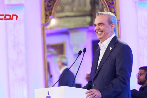 El presidente Luis Abinader en LaSemanal con la prensa. Foto, CDN Digital