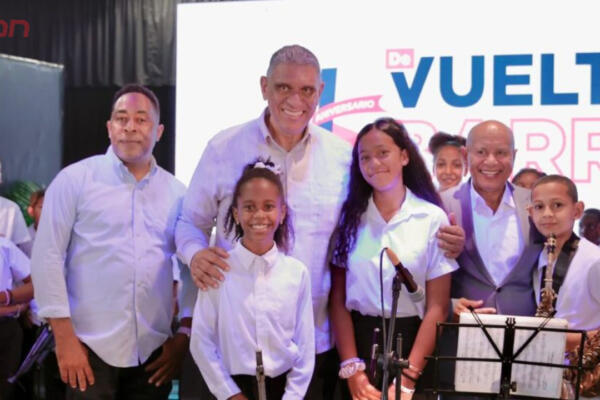 Ministro de Interior y Policía, Jesús Vazquez Martinez junto a una banda de jovenes. Foto: CDN Digital