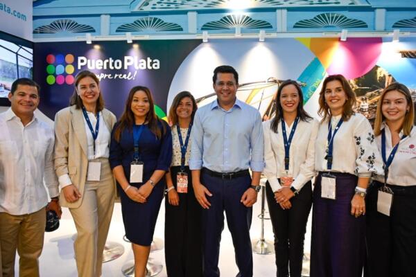 David Collado junto a representantes de Puerto Plata
Foto: fuente externa