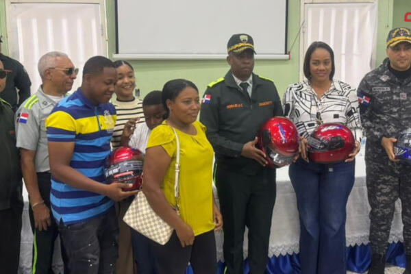 El director de la Digesett, general Francisco Osoria de La Cruz haciendo entrega de cascos protectores durante el operativo. Foto: Fuente externa 