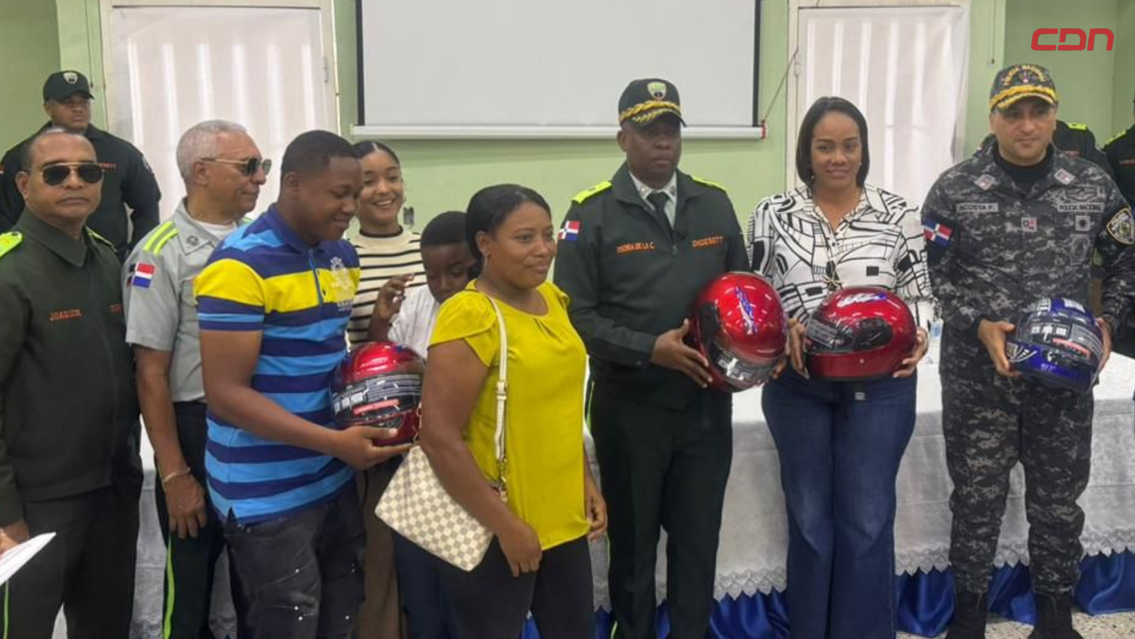 El director de la Digesett, general Francisco Osoria de La Cruz haciendo entrega de cascos protectores durante el operativo. Foto: Fuente externa