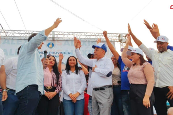 Reelecto alcalde de Las Gordas y dirigentes del PLD se juramentan en el PRM. Foto: Fuente externa 