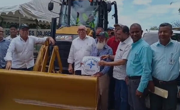 Además de la retro excavadora se entregó una camioneta a la dirección regional del INDRHI. Foto: Fuente externa 