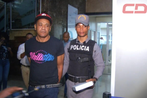 Victor Andrés Vizcaino en el edificio de Multimedios El Caribe. Foto: CDN Digital.