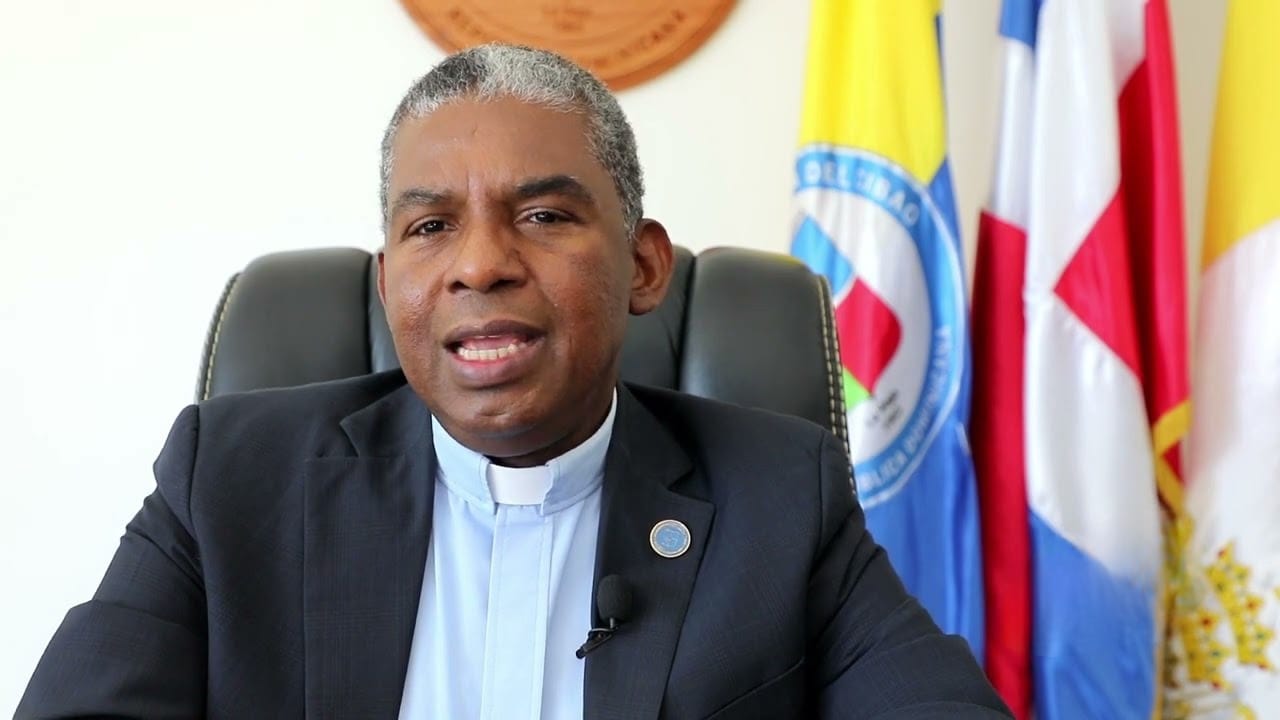 Reverendo Padre doctor Sergio de la Cruz, presidente de (ADRU)
