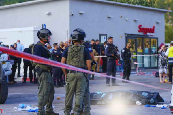 La Policía israelí junto a un cuerpo en Cisjordania. Foto: Fuente externa  