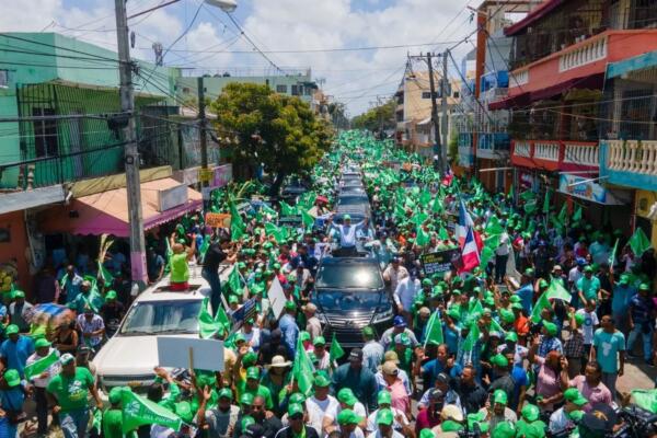 Leonel Fernández en una marcha caravana. (Foto: fuente externa) 