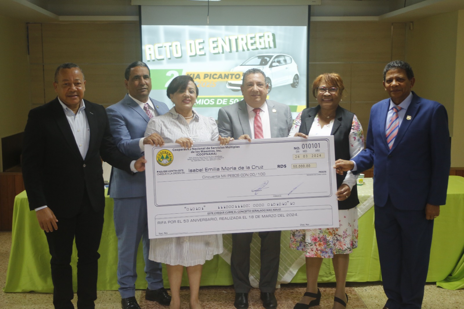 COOPNAMA entrega premios a ganadores de rifa por celebración de 53 aniversario