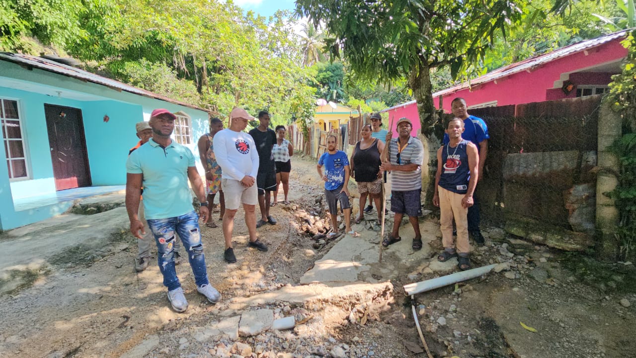 Moradores de Arroyo Higuero piden arreglo de sus calles.