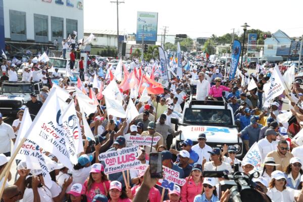 Luis Abinader, candidato presidencial por el Partido Revolucionario Moderno (PRM) mientras recorría Puerto Plata. (Foto: fuente externa)