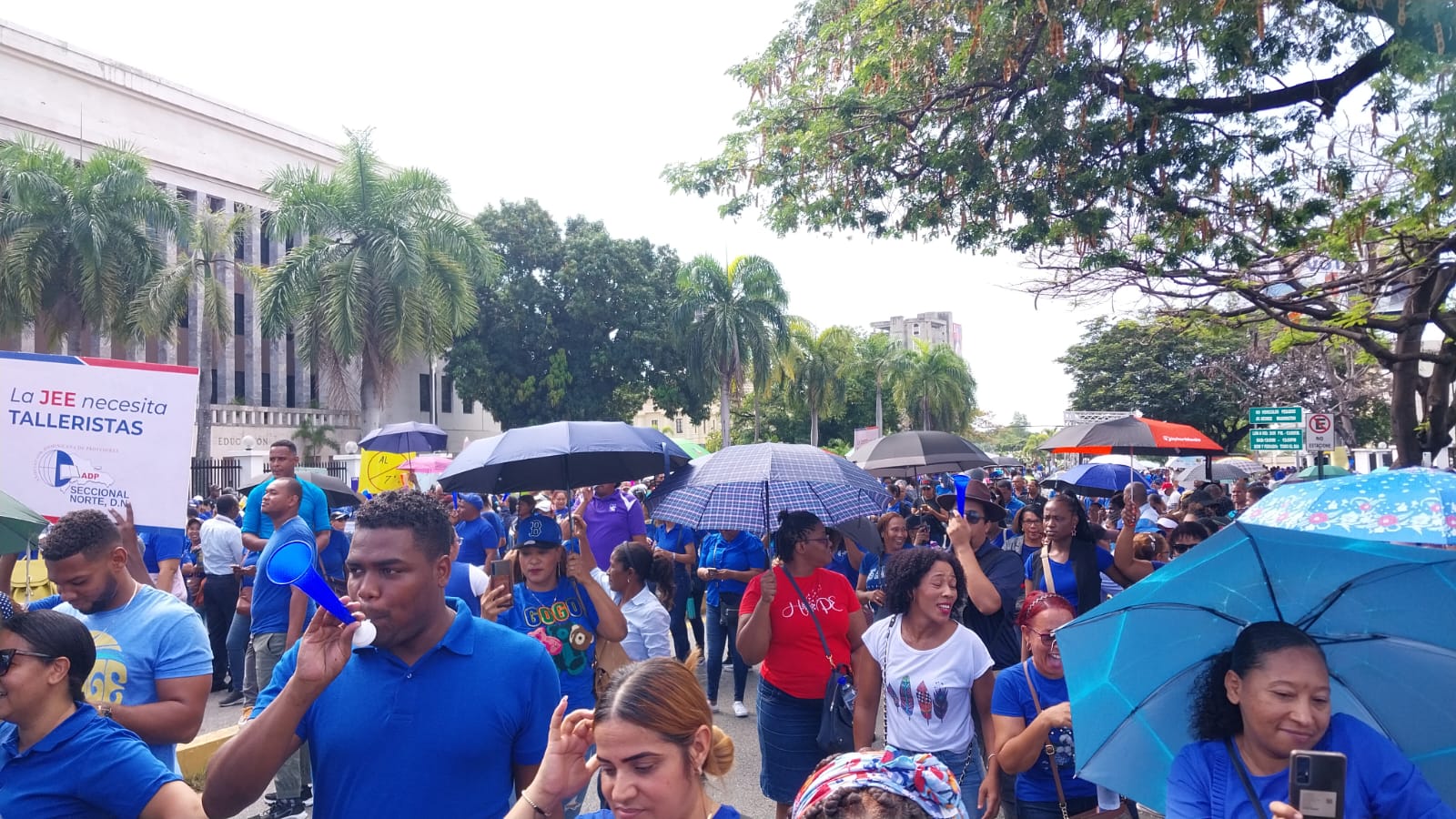 Maestros protestan Ministerio de Educación para reclamar aumento salarial
