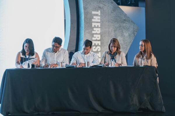Los representates de Asonahores, Mitur y Bespensa Dominicana  durante la firma del acuerdo. (Foto: fuente externa)