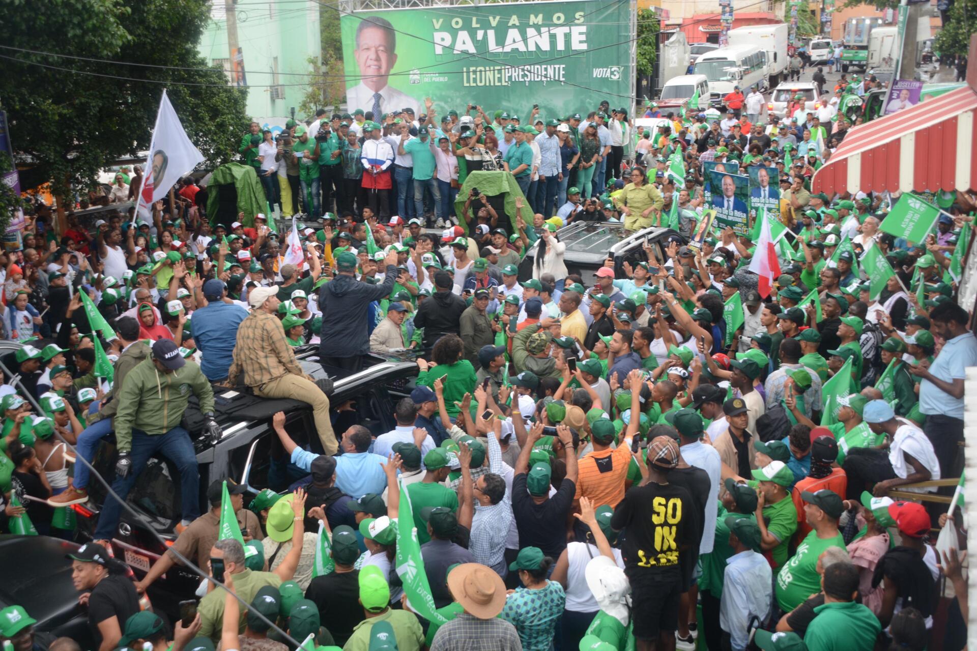 Leonel juramenta nuevos integrantes a la FP en SDE