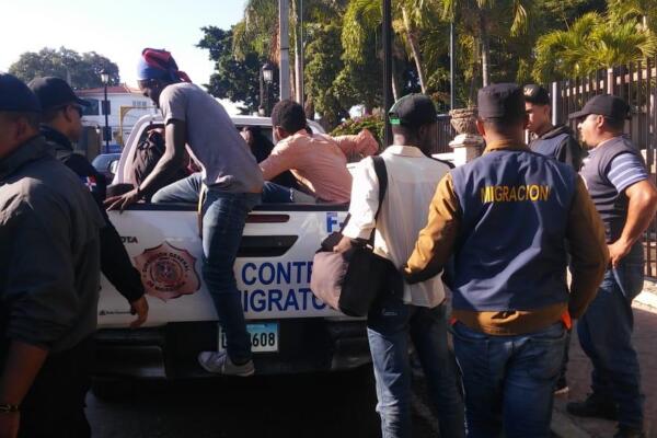 Migración detiene varios ciudadanos haitianos en operativo . (Foto: fuente externa)