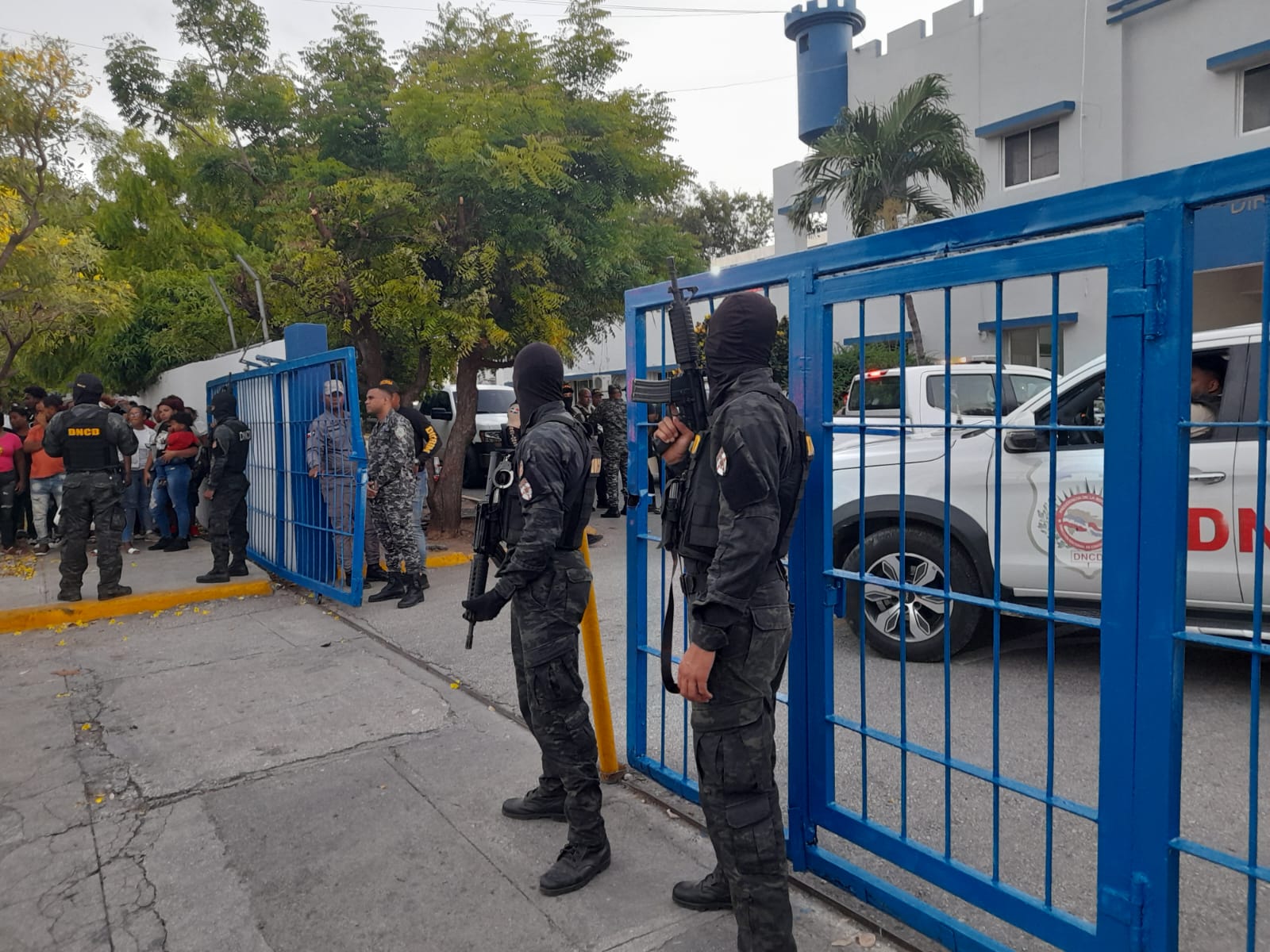 Agentes acordonan la zona donde fueron llevado los arrestados.