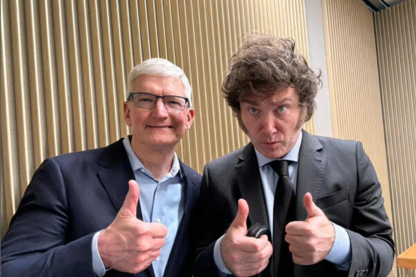 Captura de pantalla de una fotografía publicada en la cuenta de la red social Instagram del presidente de Argentina, Javier Milei, donde aparece el mandatario junto al consejero delegado de Apple, Tim Cook (i), este miércoles. EFE/ Captura Cuenta De Instagram Javier Milei