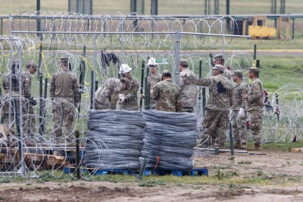 Fotografía de archivo de miembros de la Guardia Nacional que se reúnen para instalar alambre de concertina en una zona de frontera con México, en Shelby Park en Eagle Pass, Texas, EE. UU., el 21 de marzo de 2024. EFE/EPA/Adam Davis