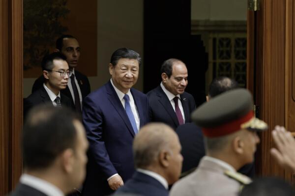 El presidente chino, Xi Jinping, y el presidente egipcio, Abdel Fattah al-Sisi, llegan para asistir a una ceremonia de firma en el Gran Salón del Pueblo en Pekín, China. 
EFE/EPA/TINGSHU WANG / POOL