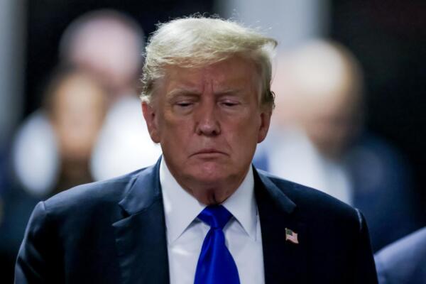 El ex presidente estadounidense Donald Trump abandona el juzgado después de que un jurado lo declarara culpable de los 34 cargos de delitos graves en su juicio penal en la Corte Suprema del Estado de Nueva York en Nueva York (EE.UU.). EFE/EPA/Justin Lane / POOL