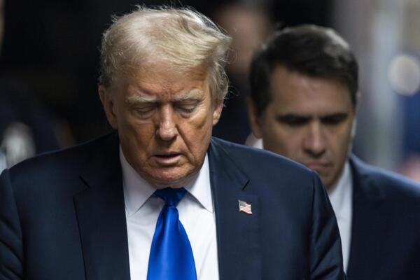 El expresidente estadounidense Donald Trump llega al juzgado mientras el jurado de su juicio penal está programado para continuar las deliberaciones en la Corte Suprema del Estado de Nueva York en Nueva York, EE.UU. EFE/Justin Lane