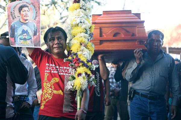 Imegen de archivo de familiares y amigos del activista Samir Flores, que trasladan sus restos al panteón comunitario de Amilcingo, municipio de Temoac en el estado de Morelos (México). EFE/Tony Rivera
