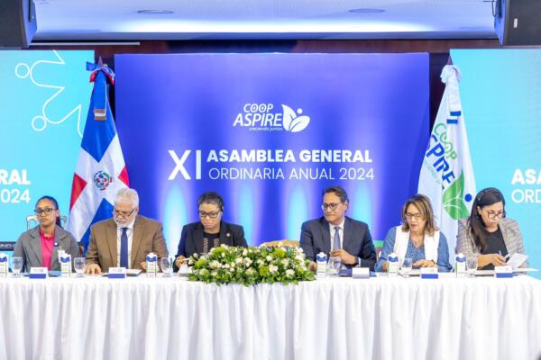 Luis Eduardo Rosario, gerente general, al presentar el balance financiero en el marco de la XI Asamblea General de Delegados. Foto: Fuente externa 