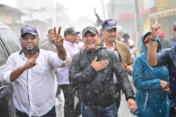 Abel cierra caravana del Cibao bajo aguacero (Fuente externa)