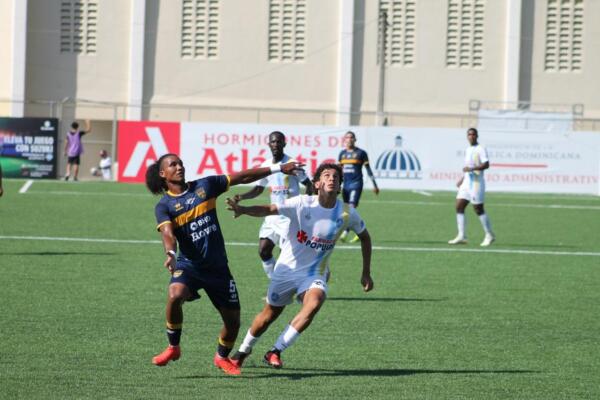 Acción del partido donde Atlántico FC venció 2-0 al Atlático Pantoja