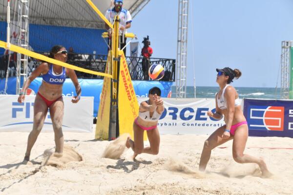 Durante el cierre de la última jornada del evento, Ramón Tejeda, director comercial del hotel Coral Costa Caribe, realizó el saque de honor, en compañía de Nelson Ramírez, director del Programa de Selecciones Masculinas de Voleibol y Amós Anglada, de la Fedovoli