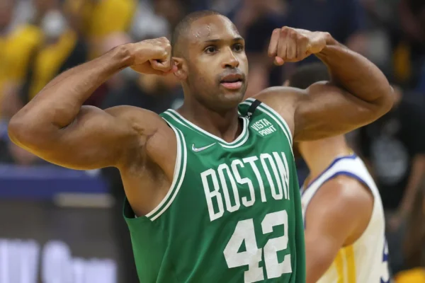 Al Hoford aportó ofensiva en la victora de Boston sobre Indiana en el tercer juego de la final de la Conferenica Este de la NBA