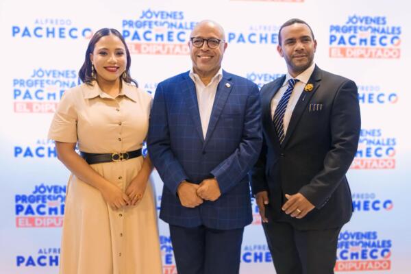 Alfredo Pacheco al centro en encuentro con jóvenes
Foto: fuente externa
